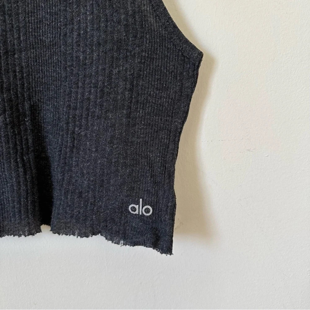 ALO Yoga Dark Gray Cropped Muscle Tank Top Ribbed Raw Hem Athleisure S/M